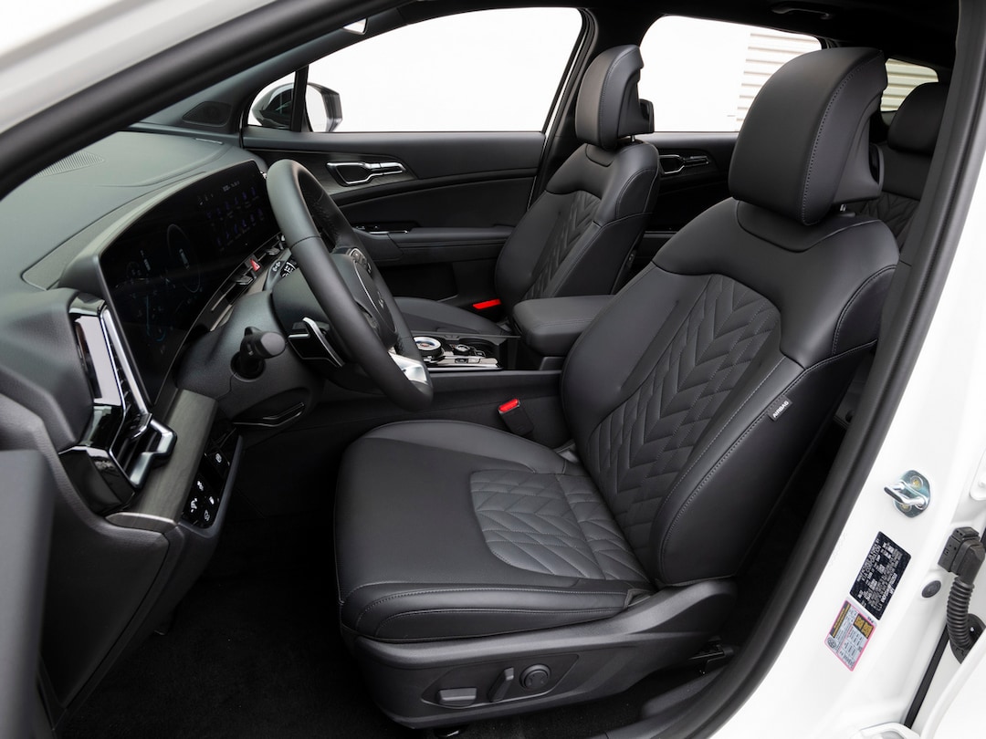 2023 Kia Sportage PHEV front seats.